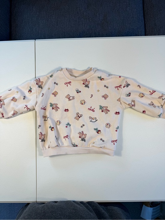 H&M Other - H&M Cream Pullover Sweatshirt with Festive Print
